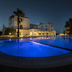 panoramica lato piscina vista notturna